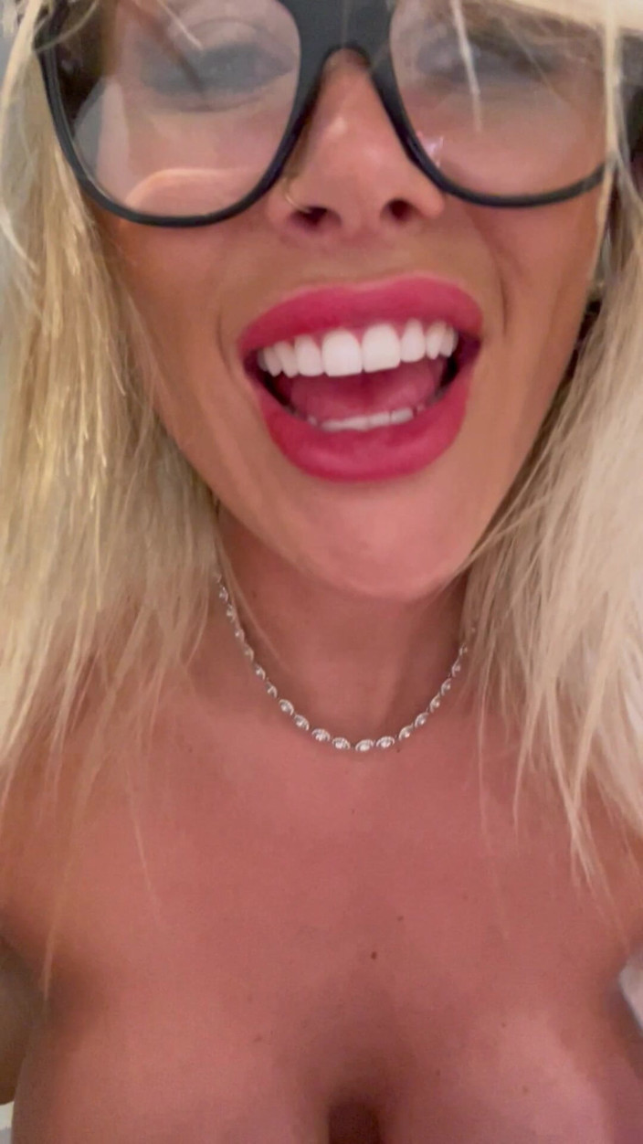 CALLIE ROKS: 사일런트 발신자 미소 콜 - 미소 페티쉬