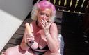 PureVicky66: Velká krásná německá babička kouří a dává si vibrátor do...