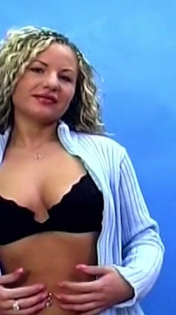 Nadržená zralá blondýnka škádlí venku a pak buší do kundičky s robertkem