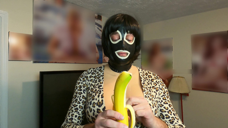 Jon Screcrow: Gigantic Fake Tits Crossdresser Deepthroats a Banana