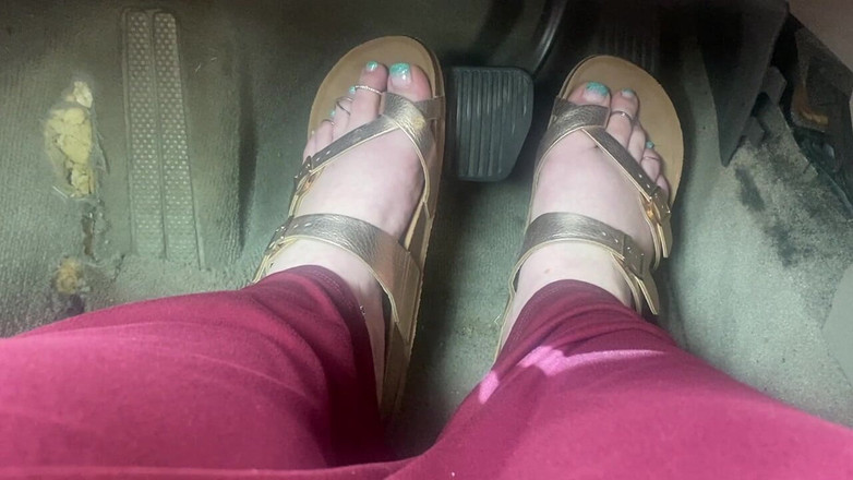 BellaBlast: Mengepam pedal dalam sandal - memandu dengan satu kaki pada gas...