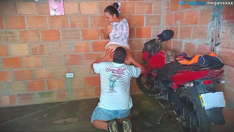 MeGanSxx: 이웃의 오토바이의 오일을 측정하는 정비사