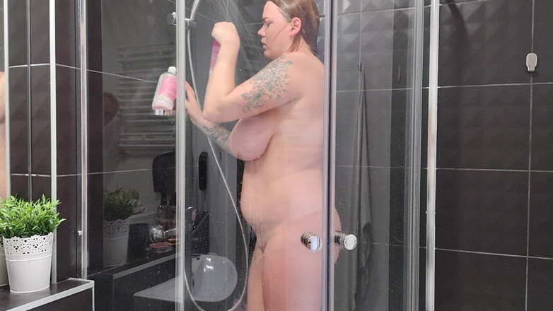 Bastet: Una Babysitter Tettona Fa Una Doccia.