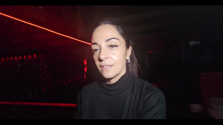 OnlyMayaxxx: Lui mi segue e scopa nel club di scambisti.