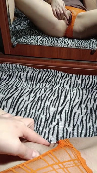 Caseiro masturbação em frente ao espelho sem tirar a calcinha