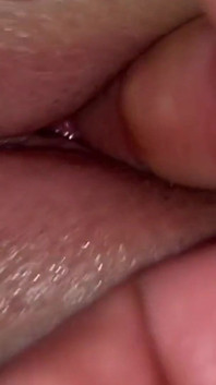 La giovane miLF mi scopa per ore e mi schizza dappertutto il mio cazzo