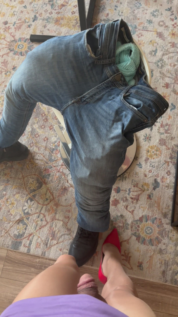 cd_aysemmm: Aku duduk di pangkuan orang asing di bar gay