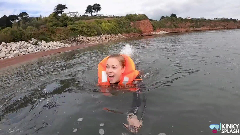 UKCuteGirl: Strak vastgebonden en vrij zwevend - sexy wetsuit life jacket test