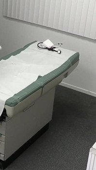 Sportieve tiener heeft een doktersbriefje nodig, dus laat ze hem de sh*t uit haar kleine poesje beuken en over haar mooie gezicht klaarkomen