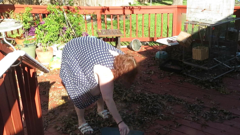 BBW nurse Vicki adventures with friends: Giocando nel mio giardino mostrando le mie tette pancia culo,...