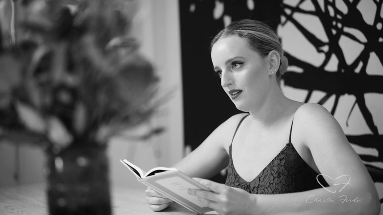 CharlieForde: チャーリー・フォード、アンバー・ムーアをフィーチャーしたヒステリック文学への頌歌