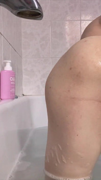 Saya mengongkek pantat kembar saya di dalam tab mandi