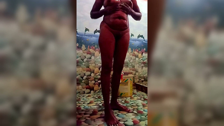 Ammukutty88: Sie zieht sich im badezimmer aus und wäscht ihre muschi...