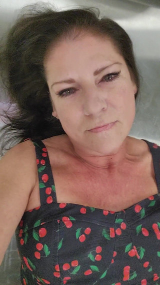 EliteLadyS: Favor milfka na halloween party masturbuje na bufetu