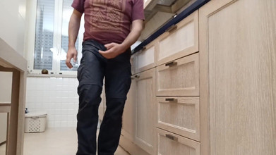 Kinky Guy: Pissing disperato in cucina