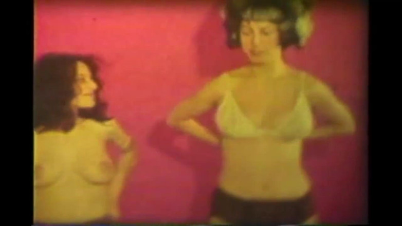 Vintage megastore: Молодых шлюшек 60-х трахнули в волосатую киску и кончили в рот