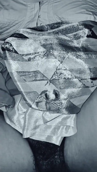 Kayınbiraderi ile odasında gizlilik gecesi sikişiyor sert sikiliyor ve içine boşalıyor