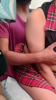 Dívka svádí nevlastního bratra k sexu se svou novou krátkou uniformou