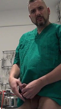 Doctorul te umilește pentru pula ta mică și te fute cu umilire de pulă, vedere la persoana 1