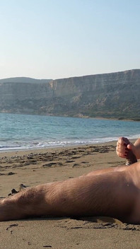 Sega in spiaggia: la bellezza in bikini lo fa ricevere un enorme sborrata in spiaggia