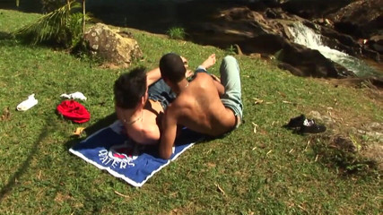 SEXUAL SIN GAY: Dua pantat Latinos di tengah-tengah hutan (Brazil vs Argentina_scene_02)