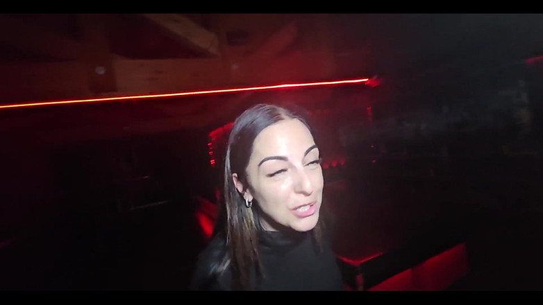OnlyMayaxxx: Il me suit et me baise dans le club échangiste.