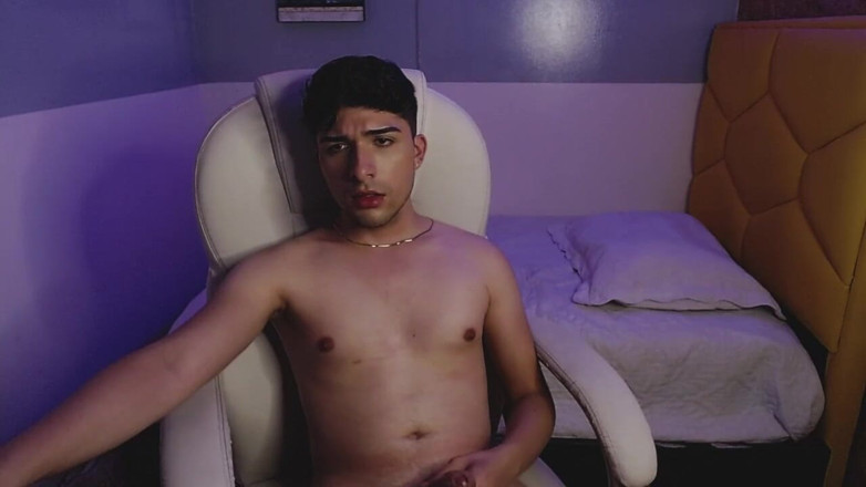 Diego_latinboy: Chaturbate caseiroxx assistindo pornô gay caseiro