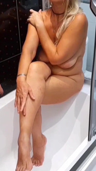 Il sesso nudo di selena in bagno e a letto