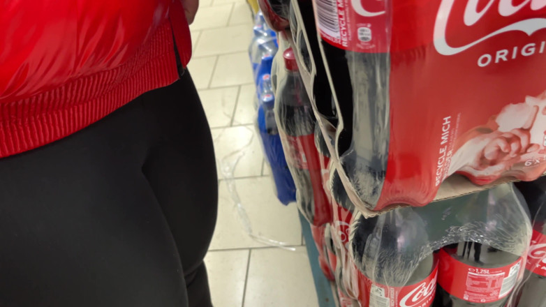 SlipCouple: Extreem risicovolle aftrekbeurt in de supermarkt en afgeveegd sperma op...