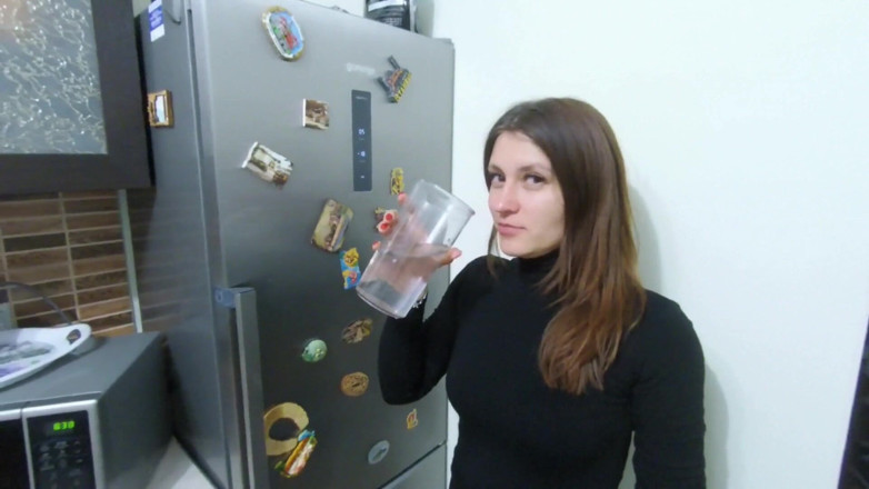 Adele Amber: mätkopp full av piss ...