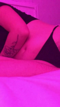 Dicono che se succhi il cazzo sotto la luce rosa ti trasforma in una kutie!