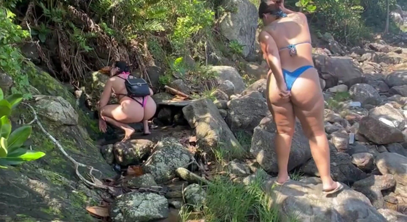 Lidi Ferrari: Morenas atractivas en bikini tanga en el sendero de la...