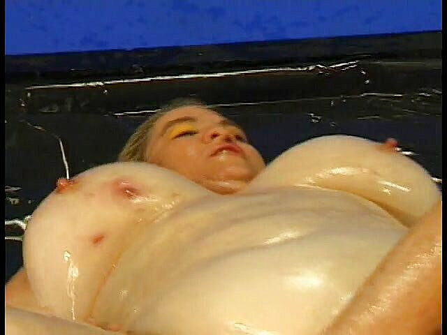 Girls Download Porn: विशाल सुनहरे बालों वाली खूबसूरत विशालकाय महिला तेल से सनी हुई और खिलौना घुसाई गई