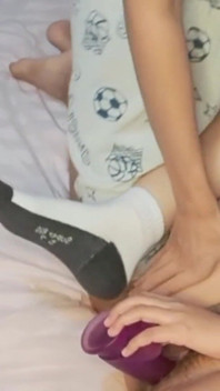 Niech twoja dziewczyna pomoże Ci umieścić dildo w cipce