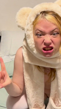 Ahegao berpose gila: gorilla mengerang & wajah konyol telanjang