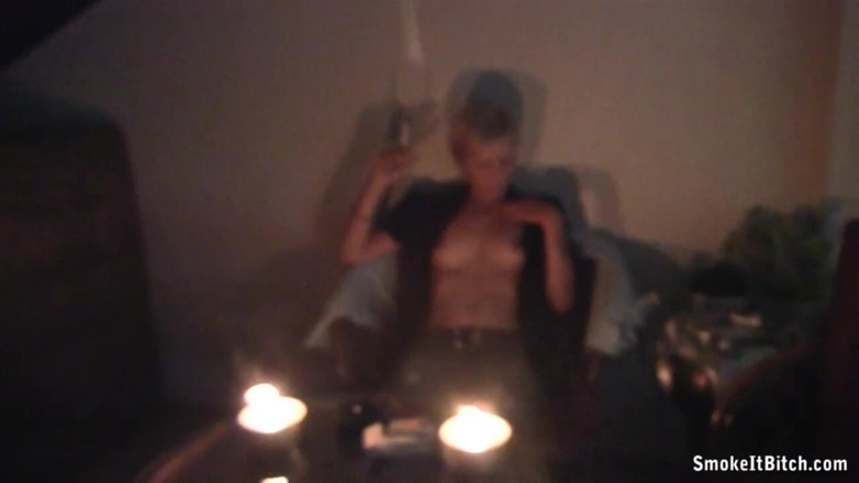 Smoke it bitch: Süße und sexy blondine mit gepierctem gesicht raucht ihre zigarre...