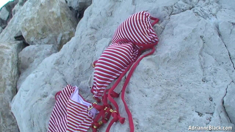 Only Big Melons: Striptease vid havet!