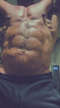 Muscle Kitchen flexing com Rogan
