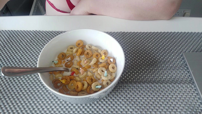 Julie_Bliss: Julie Bliss - Petit-déjeuner de géante