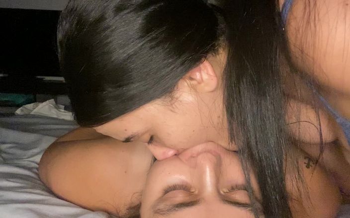 Zoe &amp; Melissa: La lesbica mi succhia in profondità la mia enorme lingua