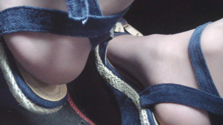 Nyllady: Conducir y Rev alcaba en cuñas azules en mis pies...