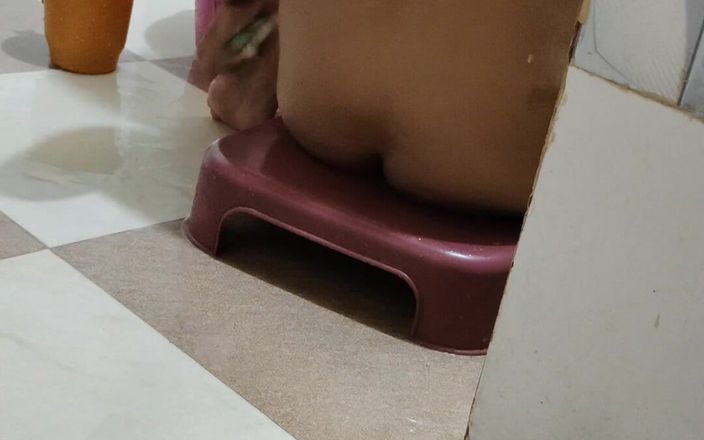 Sexy biwi: Komşunun yengesinin evinde çay içmek yerine, banyo yaparken gizlice bir video çektim