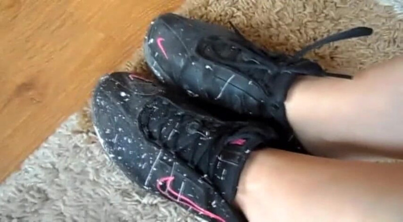 Foot Girls: Loira linda mostrando seus sapatos