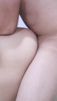 Mengongkek Pelajar Pinay kecil molek dalam tab mandi