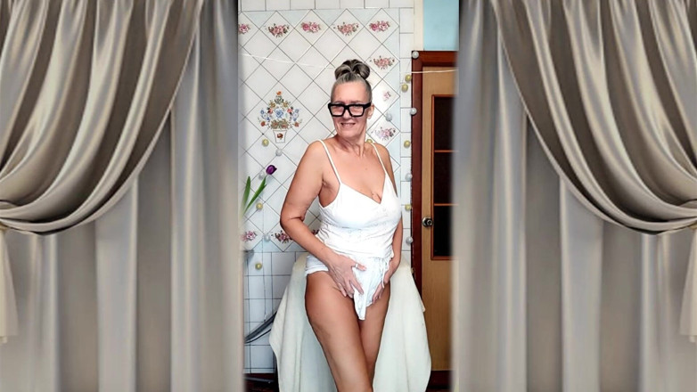 Lukerya: Calda Casalinga Matura Lukerya Si Spoglia E Prende in Giro...