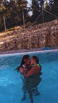 Julia North bertemu dengan kawannya Alice di kolam renang