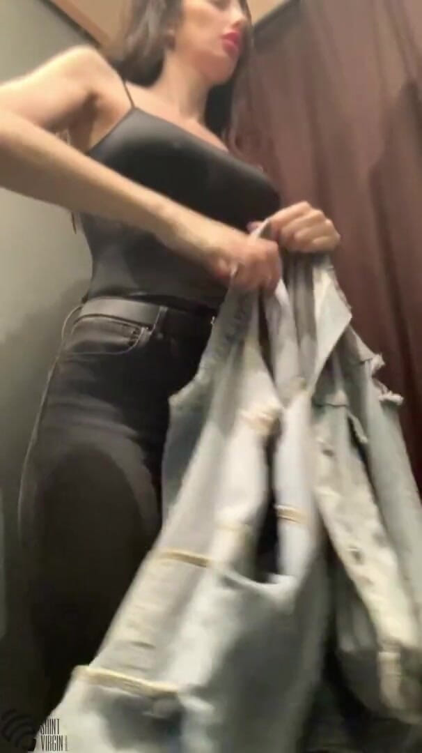LizaVirgin: 店の試着室でホットな熟女がオナニー
