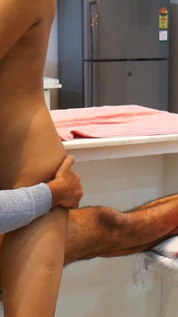 La moglie sexy tradisce il marito per giovane a casa 1
