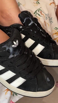 Pov scopata in faccia sborrata atterra perfettamente sulle sue scarpe