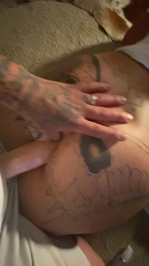 MzKiTTy91: bari gand vaali gori patni sirph tip leti hai